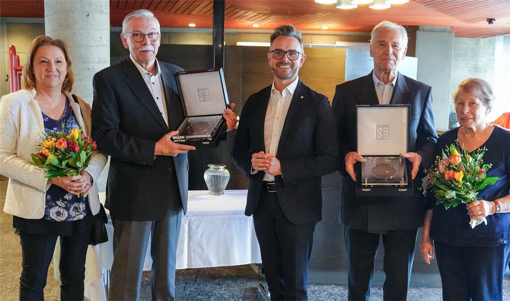 Oberbürgermeister Peter Boch (Mitte) ehrt Peter Wagner (re.) und Reiner Lichtenberger mit der Portusmedaille für besonderes ehrenamtliches Engagement. Mit auf dem Bild sind die Ehefrauen Sabine Wagner und Karin Lichtenberger. Foto: Stadt PF/Teuscher