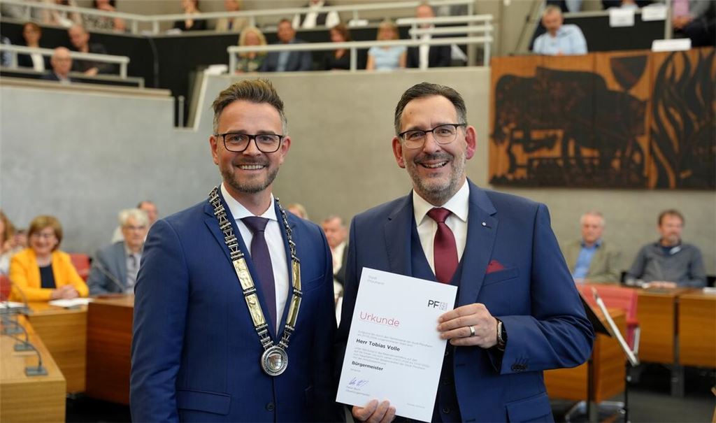 Oberbürgermeister Peter Boch (li.) mit Tobias Volle. Foto: Stadt Pforzheim, Ella Martin