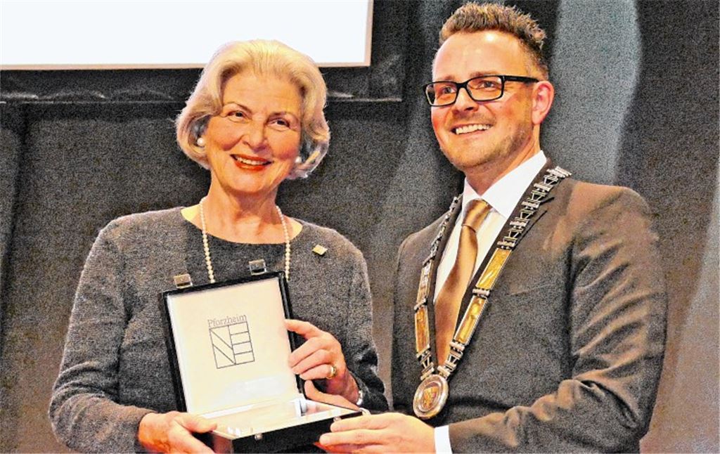 Oberbürgermeister Peter Boch mit Bürgermedaillen-Preisträgerin Karin Saeger. Peche