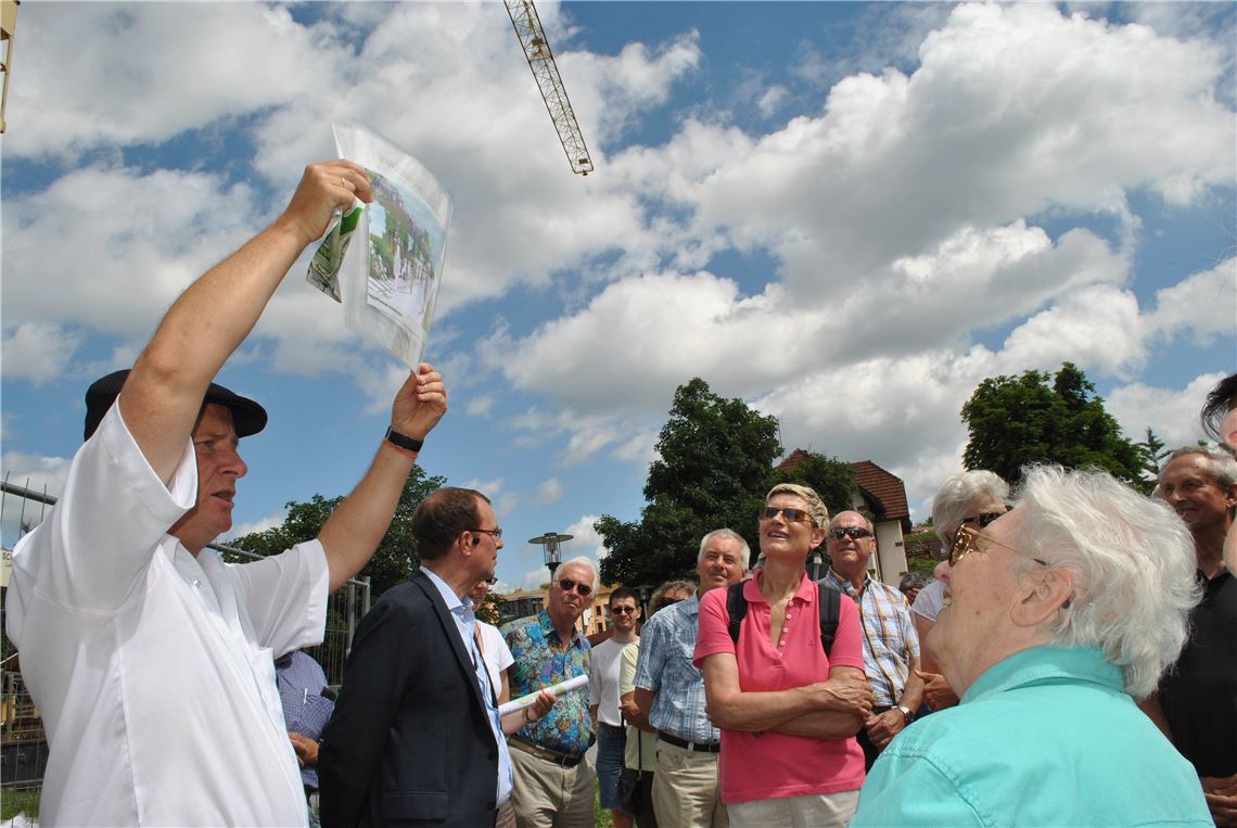 Oberbürgermeister Schneider (2. v. li.) und Bürgermeister Abicht (li.) erläuterten die Planungen zur Gartenschau. (Foto: Stahlfeld)