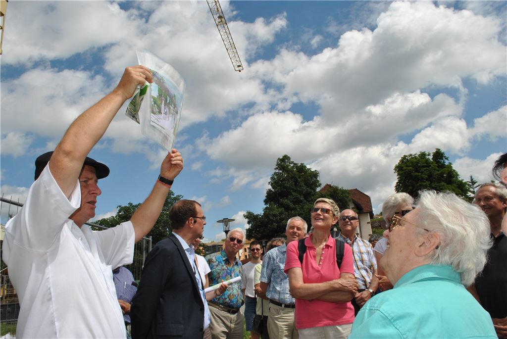 Oberbürgermeister Schneider (2. v. li.) und Bürgermeister Abicht (li.) erläuterten die Planungen zur Gartenschau. (Foto: Stahlfeld)