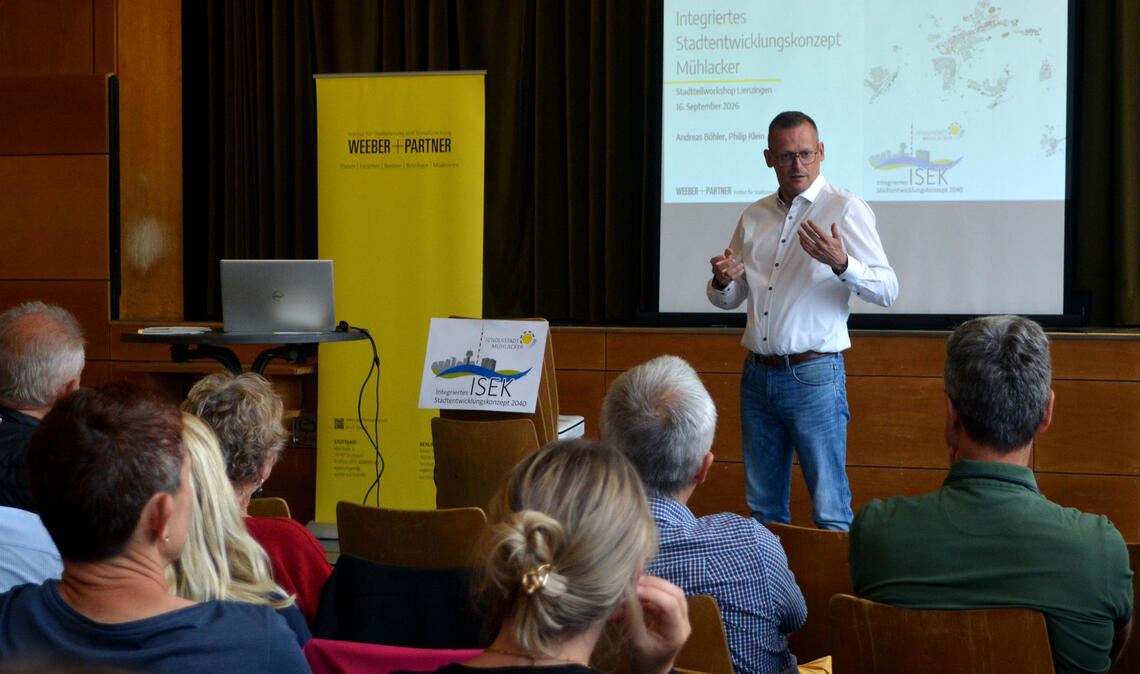 Oberbürgermeister Stephan Retter freut sich über das Interesse am ISEK-Workshop in Lienzingen. Fotos: Stahlfeld