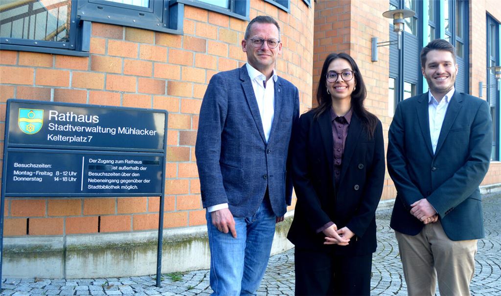 Oberbürgermeister Stephan Retter (li.) und Philipp Schad stellen Sara Cevik als neue starke Stimme der Mühlacker Stadtteile vor. Foto: Stahlfeld