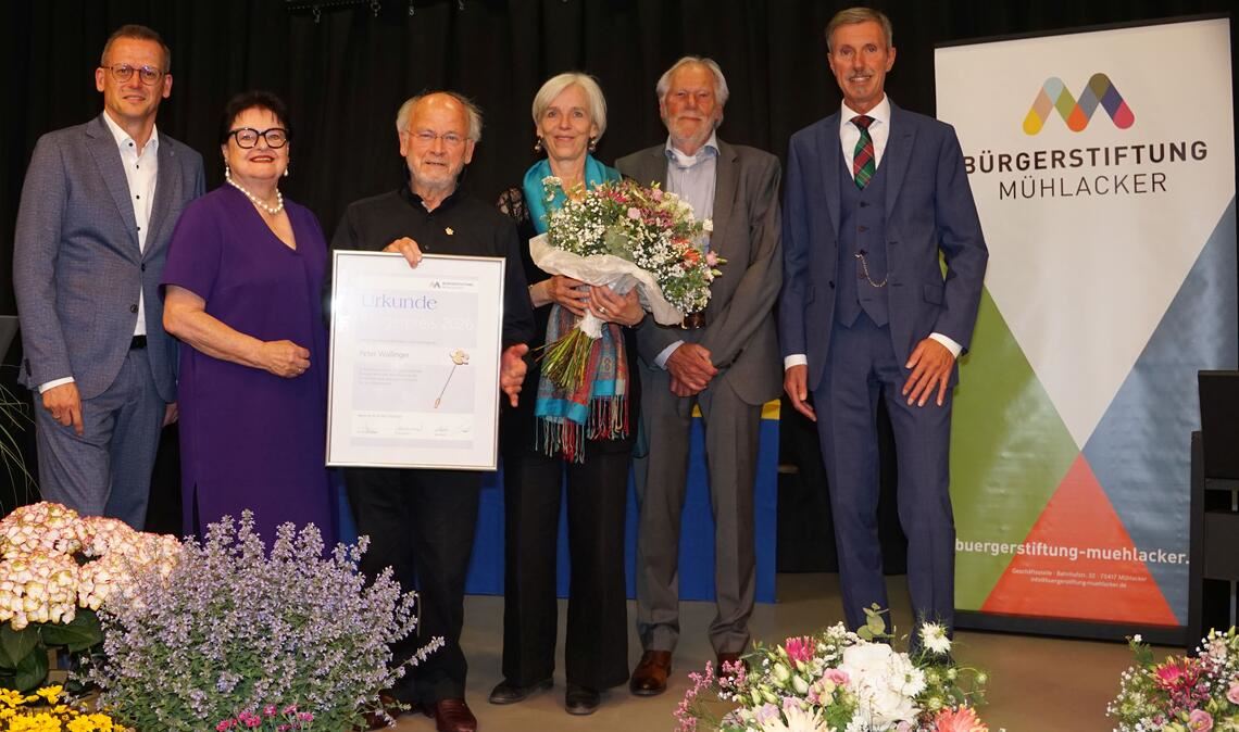 Oberbürgermeister Stephan Retter (v.li.), Elsbeth Rommel, Peter Wallinger und seine Frau Maiken, Wolf-Dieter Fuchslocher und Martin Sailer. Foto: Bastian