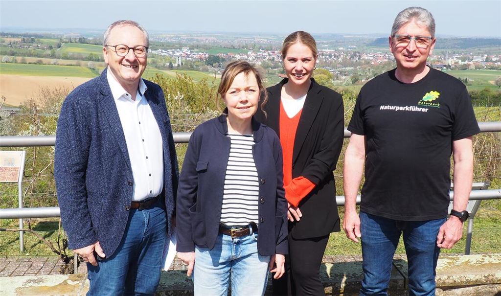 Oberderdingens Bürgermeister Thomas Nowitzki (v.li.), Vanessa Göl von der „LEADER“-Geschäftsstelle Kraichgau, KST-Geschäftsführerin Christina Lennhof und Naturparkführer Frank Zisler aus Oberderdingen. Foto: Müller