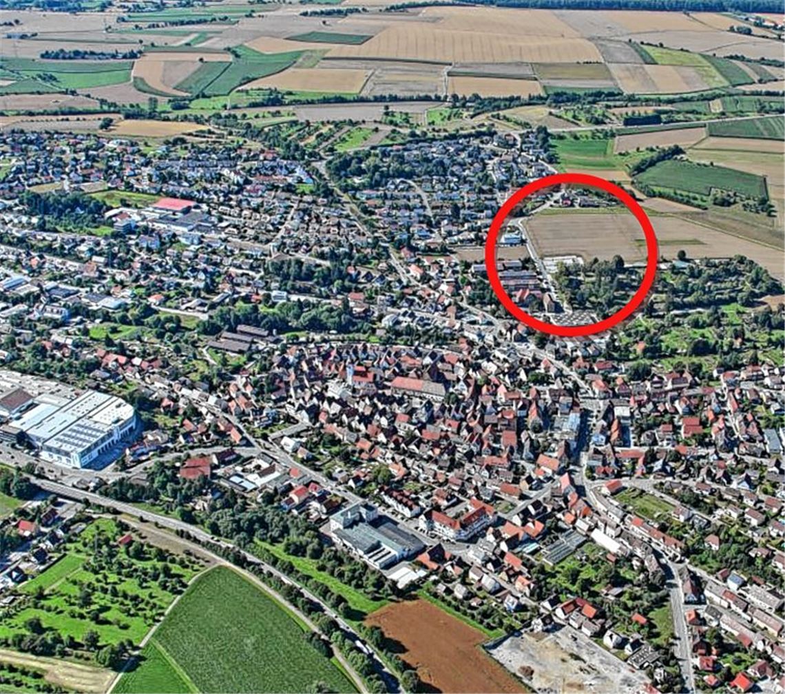 Oberhalb des Friedhofs soll die neue Multifunktionshalle entstehen.