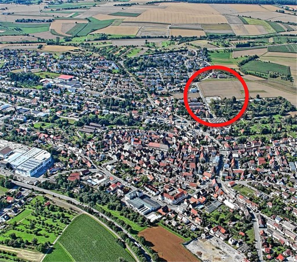 Oberhalb des Friedhofs soll die neue Multifunktionshalle entstehen.