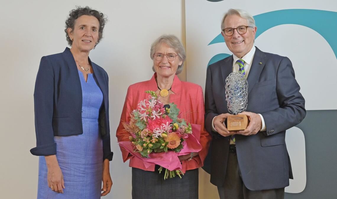Oberkirchenrätin Anke Spory (li.) überreicht an das Pforzheimer Unternehmer-Ehepaar Andrea und Wolfgang Scheidtweiler den „Evangelischen Gemeinsinn-Preis“. Foto: privat