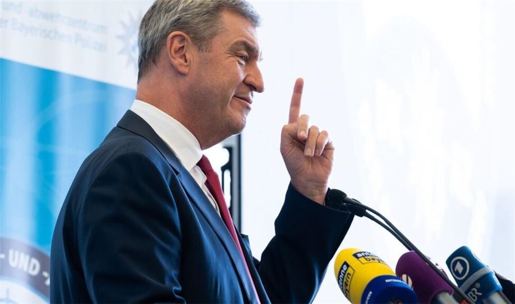 Oberlehrer Markus Söder: Der CSU-Chef und bayerische Ministerpräsident verordnet den Schulen im Freistaat eine patriotische Singstunde - Hymnen werden Pflicht.