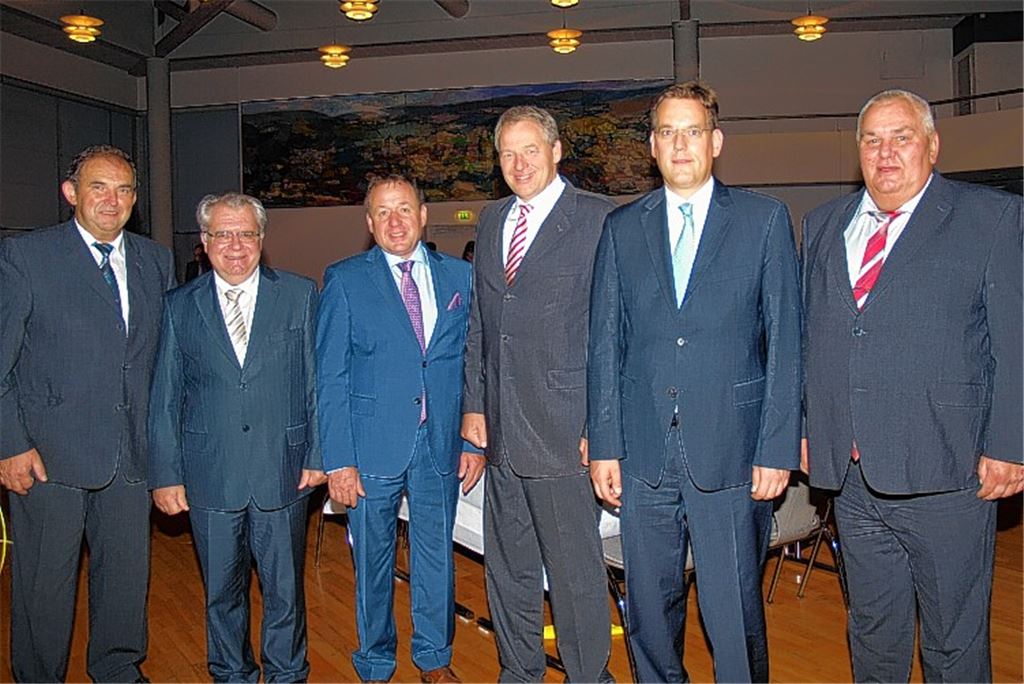 Obermeister Hans-Peter Dennig (li.) mit Hans-Günter Engelsberger von der Handwerkskammer Karlsruhe, Markus Böll, Präsident des Verbandes Bauwirtschaft Nordbaden, Dirk Siegel, Leiter der Ausbildungszentren in Baden-Württemberg, Professor Erik Schweickert, Bürgermeister-Stellvertreter von Niefern-Öschelbronn, und dem stellvertretenden Obermeister Gerd Wolf.