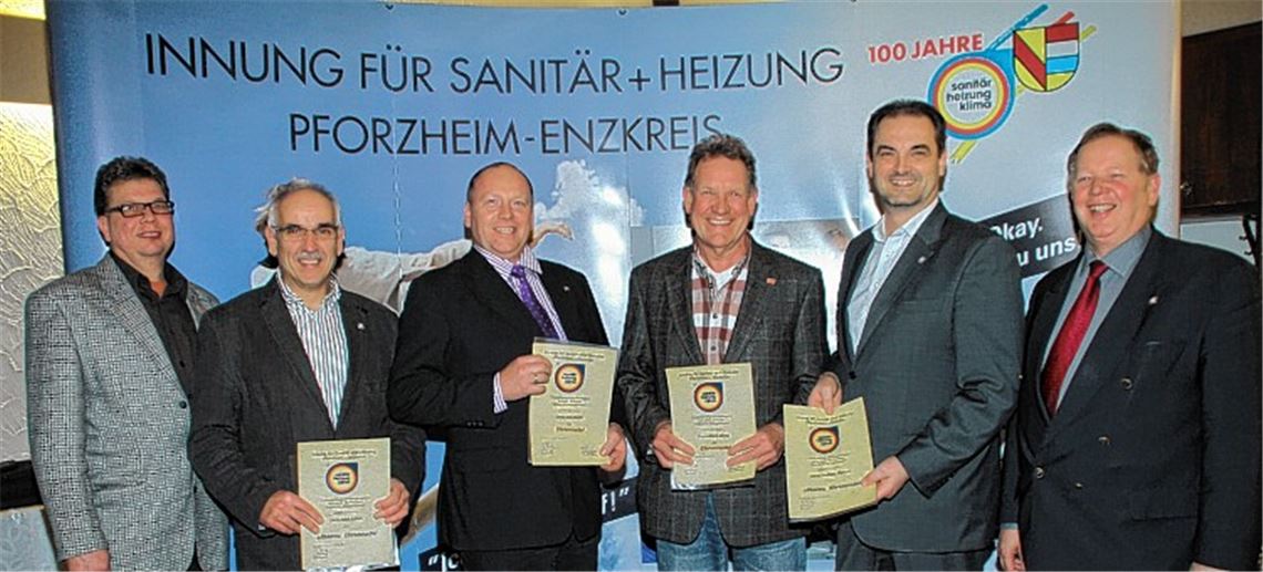 Obermeister Joachim Butz (re.) und sein Stellvertreter Thomas Ganzhorn (li.) mit den geehrten Innungsmitgliedern Rolf Köhler, Uwe Müller, Ernst Morell und Mathias Morlock (v. li.).