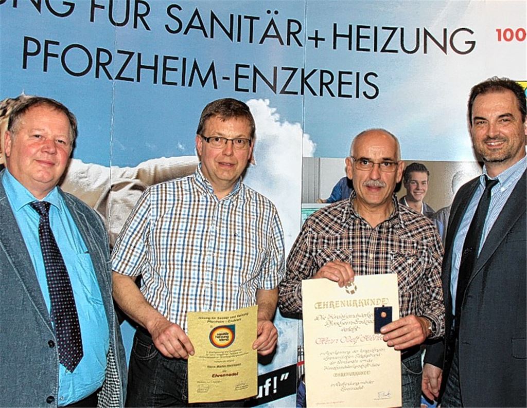 Obermeister Joachim Butz (v.li.) ehrt die Innungsmitglieder Martin Herrmann und Rolf Köhler. Die Auszeichnung der Kreishandwerkerschaft überreichte Mathias Morlock.