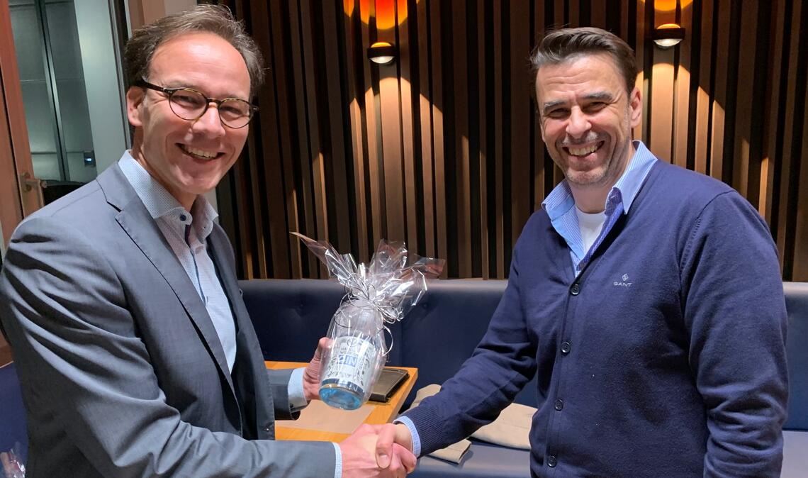 Obermeister Ulli Wetzel (li.) dankt seinem Stellvertreter Frank Herrmann. Foto: privat