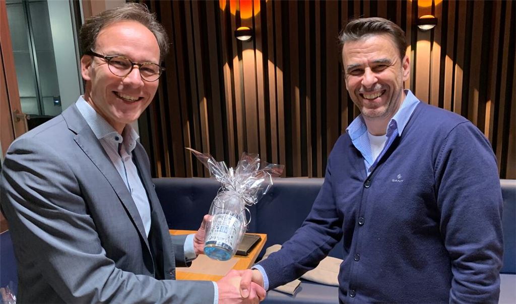 Obermeister Ulli Wetzel (li.) dankt seinem Stellvertreter Frank Herrmann. Foto: privat