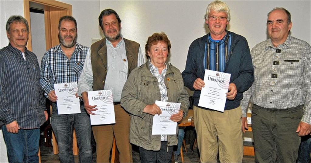 Oberschützenmeier Bruno Wilhelm (re.) und Schützenmeister Gerd Baumann (li.) ehren verdiente und langjährige Mitglieder des VfS Knittlingen. Foto: Haller