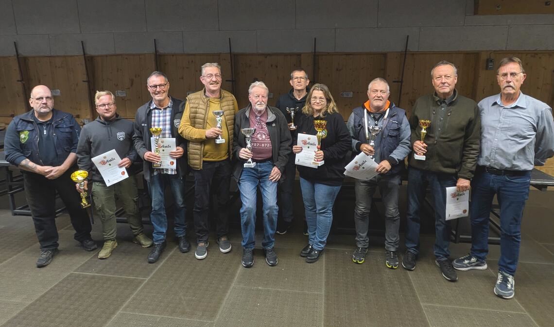 Oberschützenmeister Bernhard Weigmann (re.) und die erfolgreichen Schützen. Foto: privat