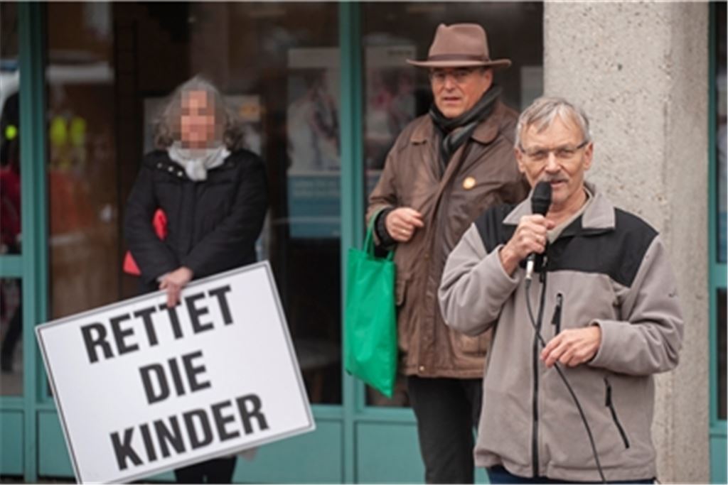 Oberst a.D. Maximilian Eder (re.) spricht bei der Corona-Demonstration am Samstag auf dem Kelterplatz in Mühlacker. Hinter ihm Veranstaltungsleiter Thomas Schrade. Foto: Fotomoment