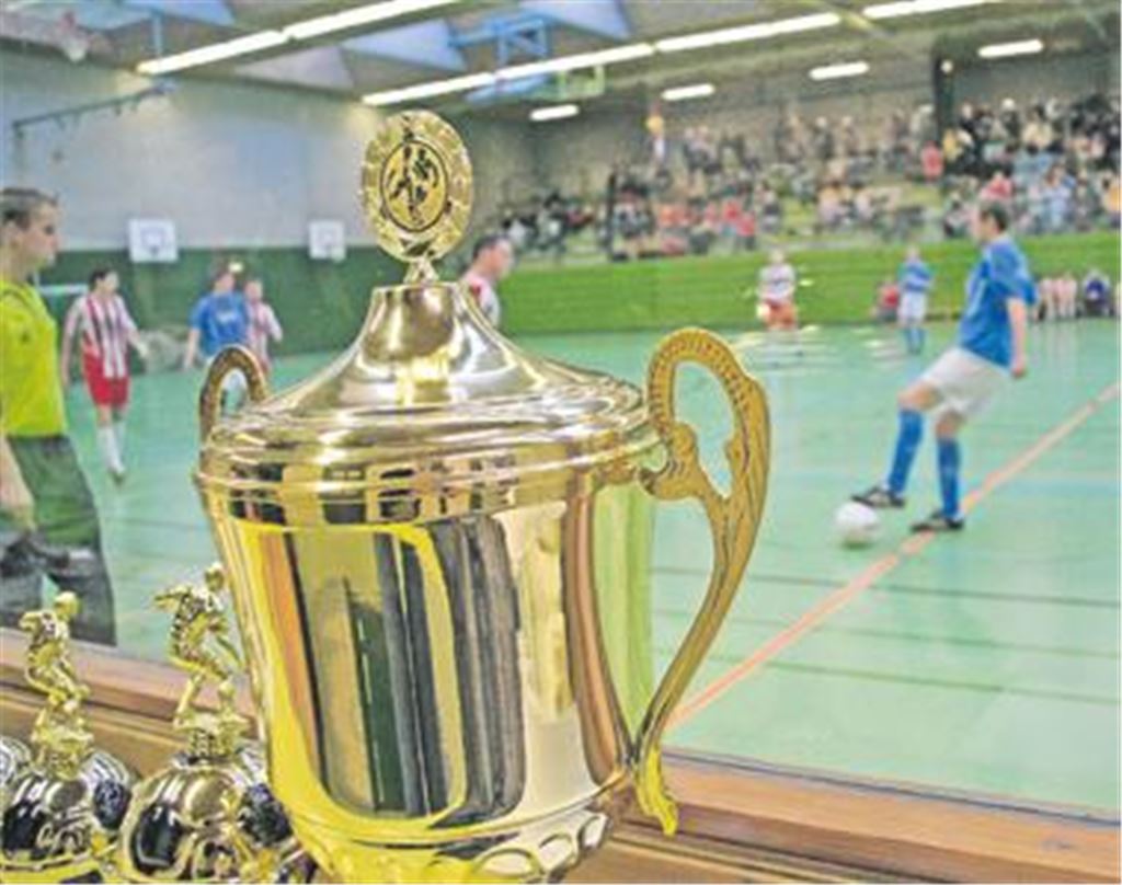 Objekt der Begierde: Den großen, glänzenden Pott wollen alle haben, die heute in der Mühlacker Enztalsporthalle gegen die Lederkugel treten.
Archivfoto: Eigner