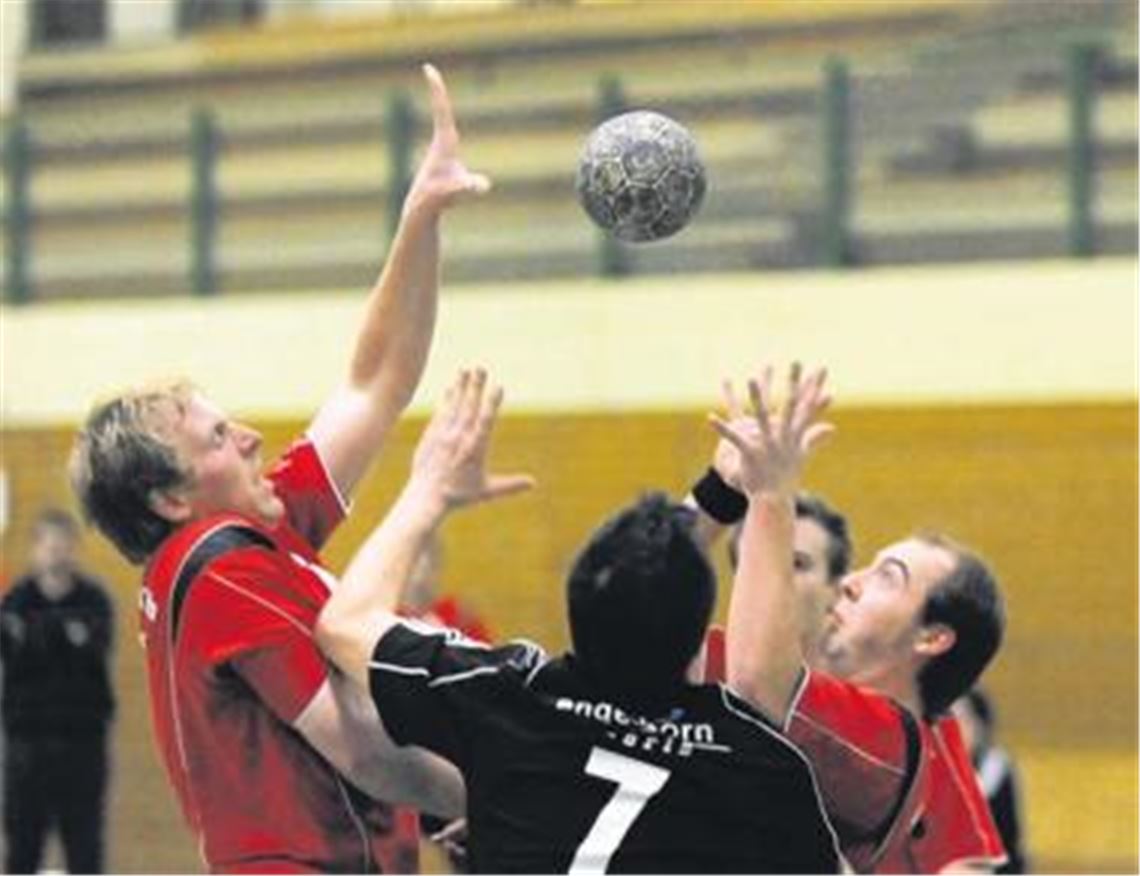 Objekte der Begierde: Greift die SG Pforzheim-Wiernsheim (rote Trikots) gar nach der Meisterschaft?
Foto: Fotomoment