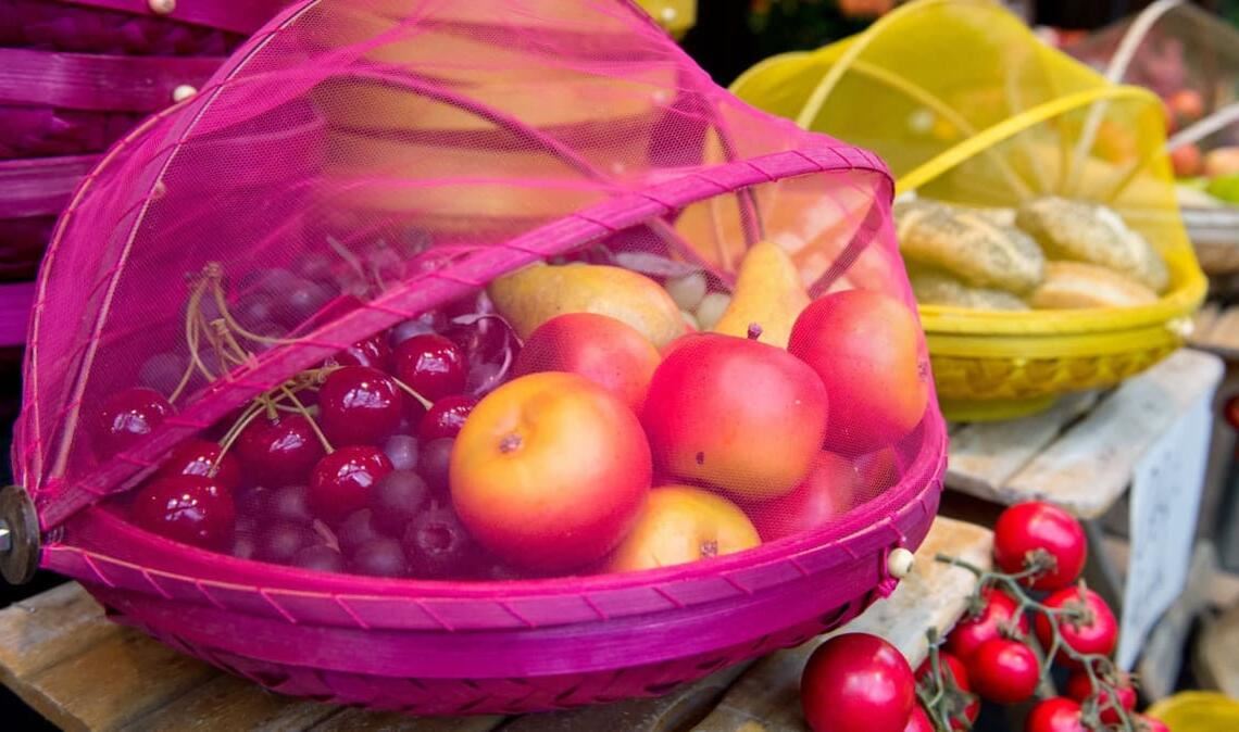 Obstschalen mit Netz sind eine gute Idee gegen Fruchtfliegen.