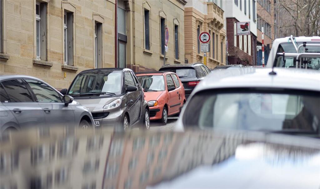 Obwohl Parkplätze rarer werden (hier in Stuttgart-West), wollen die Wenigsten aufs eigene Auto verzichten.