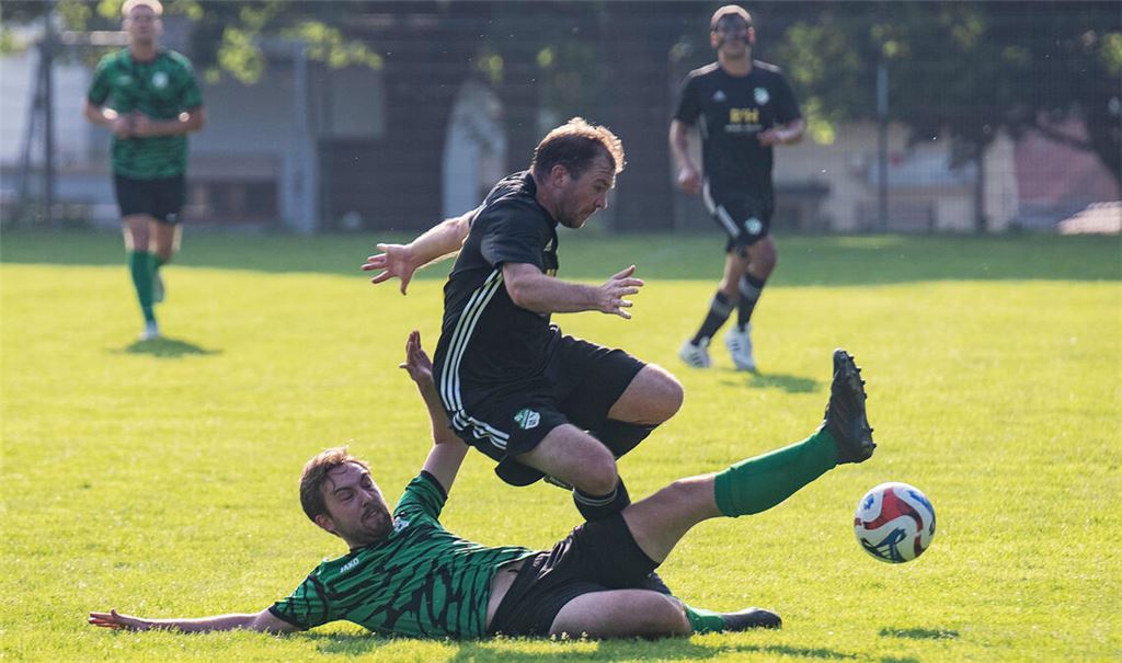 Obwohl Sersheim nie aufgibt: Der SV Iptingen (schwarzes Trikot) kommt im Halbfinale der Relegation um den A-Liga-Aufstieg in keiner Phase ins Straucheln. Fotos: Fotomoment
