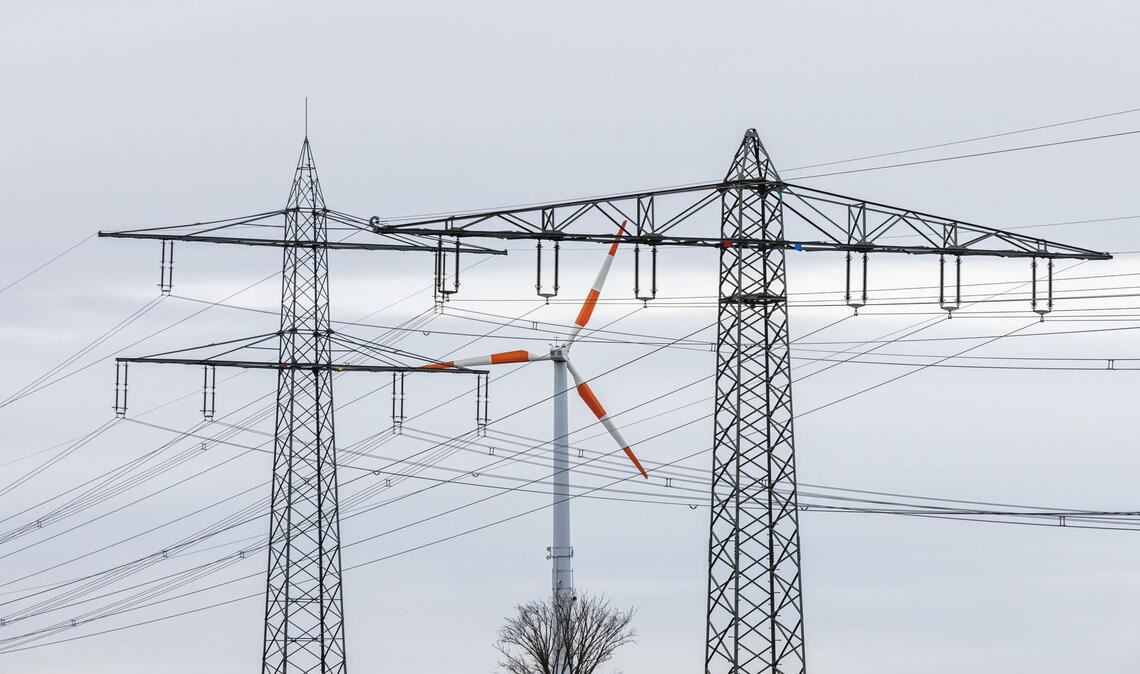 Obwohl Strom und Gas in der Grundversorgung etwas  billiger werden, verharren die Preise oft auf hohem Niveau.