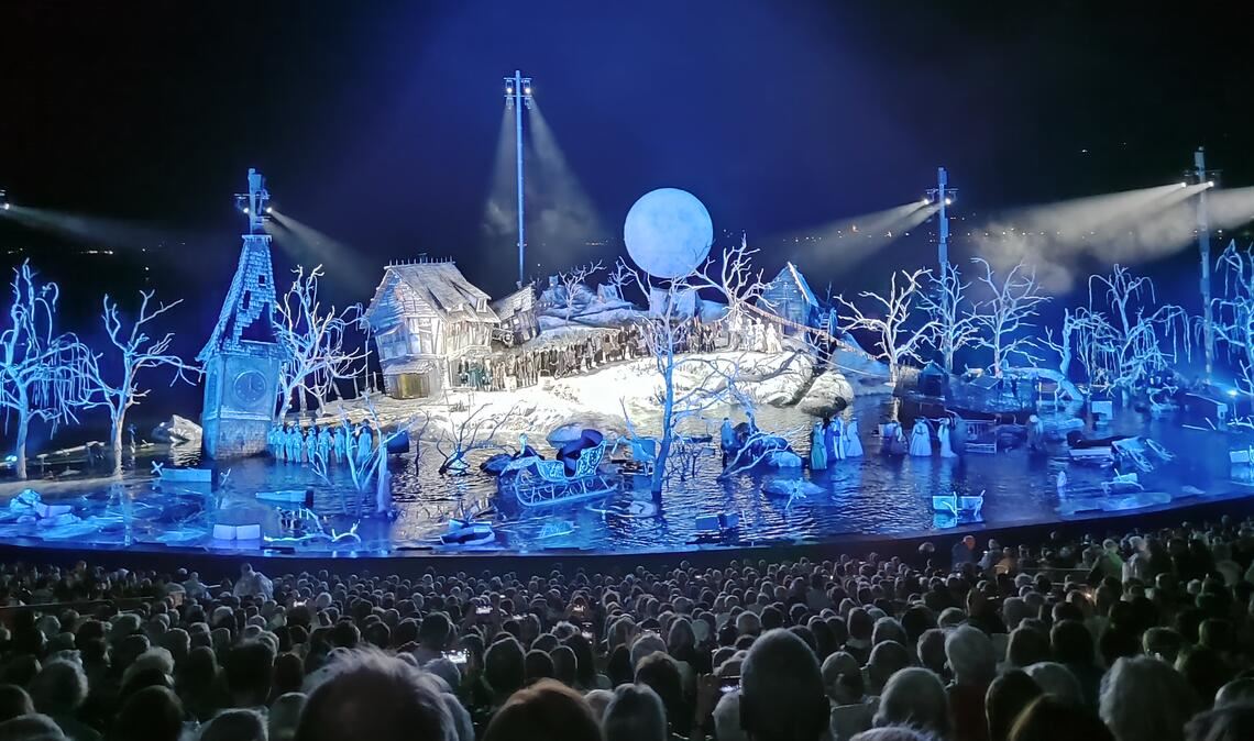 Obwohl die Geschichte um den Freischütz schnell erzählt ist, gelingt dem Team in Bregenz ein spektakuläres Bühnenbild und eine fantastisch umgesetzte Oper. Fotos: Wetzel