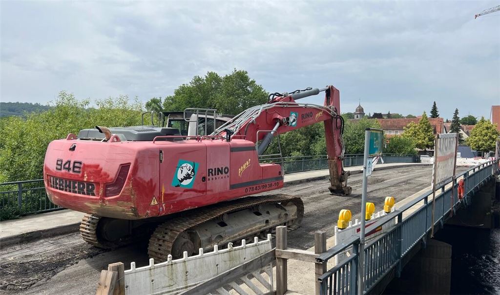 Obwohl schon schweres Gerät bereitsteht, muss der Abriss der alten Herrenwaagbrücke noch warten. Fotos: Klassen