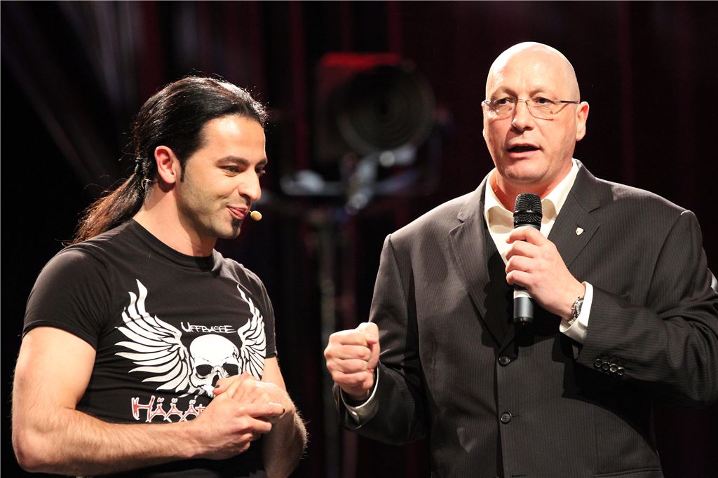 Obwohl sie äußerlich ein ungleiches Paar sind, verstehen sie sich prächtig: Comedian Bülent Ceylan (li.) und Porsche-Betriebsratschef Uwe Hück.  Foto: Hansen