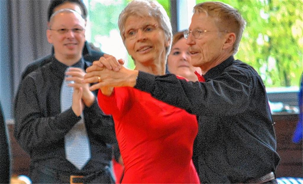 Odilo und Irene Schnabel feiern für den TSC Illingen ihr Turnierdebüt und auf Anhieb Platz eins im Mannschaftswettbewerb. Fotos: Stahlfeld