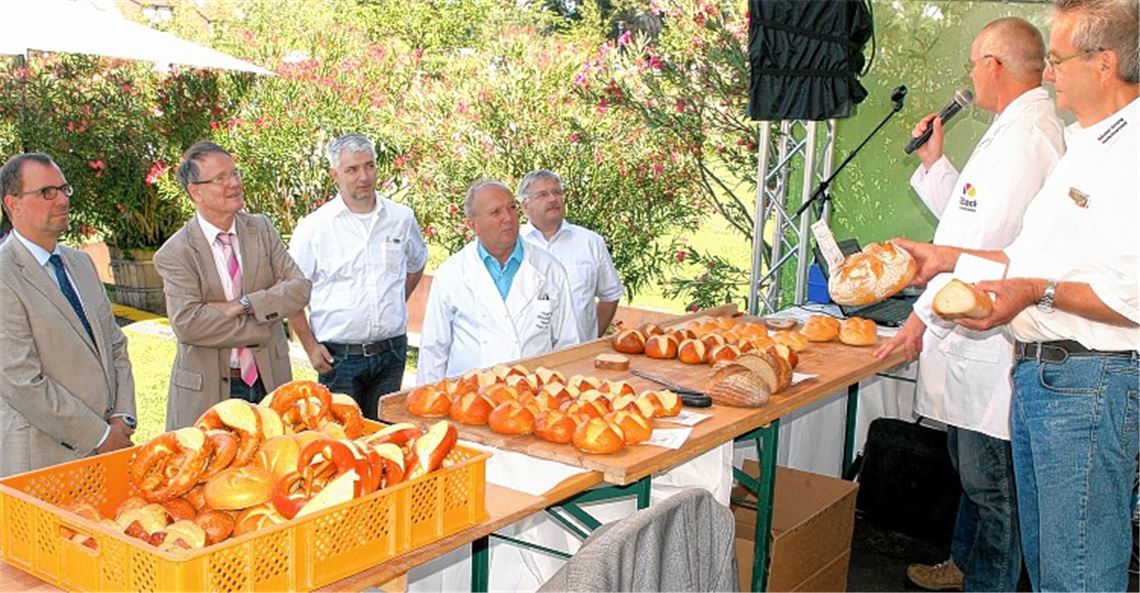 Öffentlicher Brottest auf der Gartenschau-Bühne mit interessierten offiziellen Zaungästen: Oberbürgermeister Frank Schneider (v. li.), Umweltdezernent Karlheinz Zeller, Innungsobermeister Martin Reinhardt, Kreishandwerksmeister Rolf Nagel, Innungsgeschäftsführer Frank Sauter. Dem Brotprüfer Michael Isensee (re.) assistierte auf der Bühne der Nieferner Bäcker-Altmeister Albert Fink.