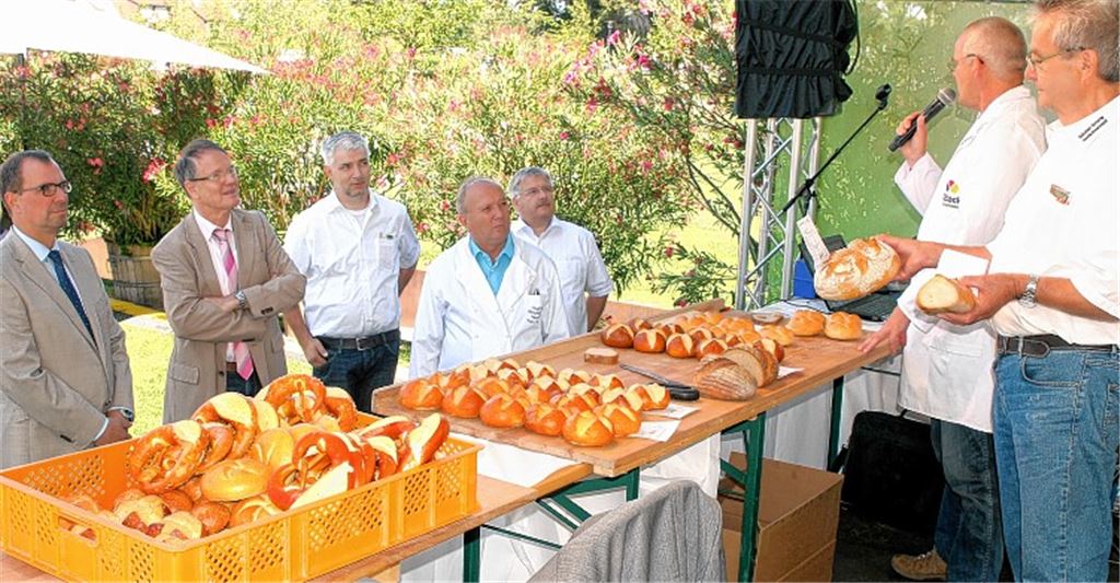 Öffentlicher Brottest auf der Gartenschau-Bühne mit interessierten offiziellen Zaungästen: Oberbürgermeister Frank Schneider (v. li.), Umweltdezernent Karlheinz Zeller, Innungsobermeister Martin Reinhardt, Kreishandwerksmeister Rolf Nagel, Innungsgeschäftsführer Frank Sauter. Dem Brotprüfer Michael Isensee (re.) assistierte auf der Bühne der Nieferner Bäcker-Altmeister Albert Fink.