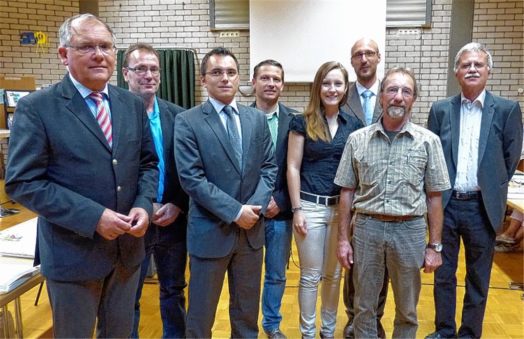 Ölbronn-Dürrns Bürgermeister Norbert Holme (li.) begrüßt sieben neue Gemeinderäte (v. li.): Uwe Penzinger, Jens Leicht, Marcel Jäger, Mirjam Werthwein, Norman Tank (alle Freie Wähler), Ulrich Noller und Hans-Dieter Deuß (beide Aktive Bürger).