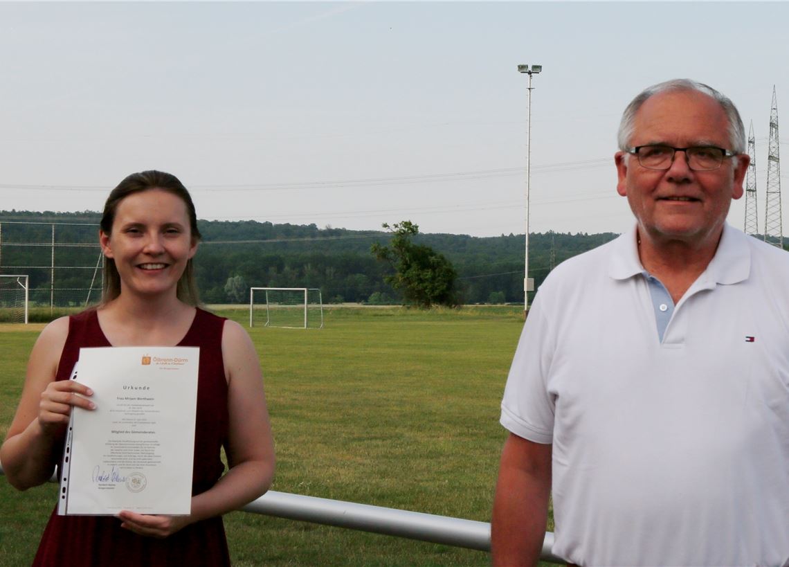 Ölbronn-Dürrns Bürgermeister Norbert Holme verpflichtete Mirjam Werthwein als neue Gemeinderätin.Foto: Helbig