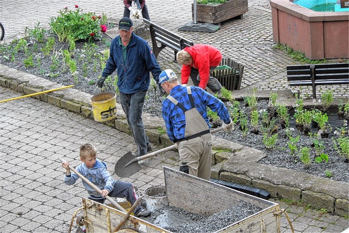 Ölbronner Sänger beim Arbeitseinsatz an der Sängerlinde vor dem Rathaus. Foto: Rall