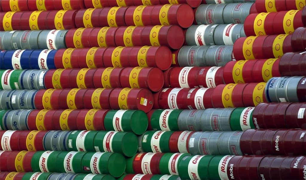 Ölfässer im Hamburger Hafen (Archivbild). Hohe Energiepreise bremsen die Wirtschaft aus.