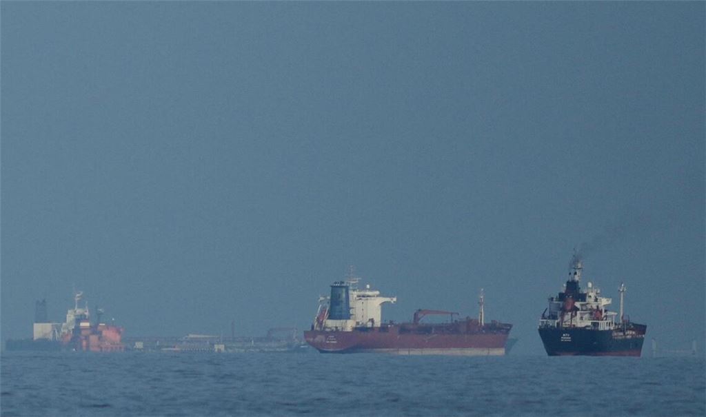 Öltanker und Frachtschiffe reihen sich in der Straße von Hormus auf.