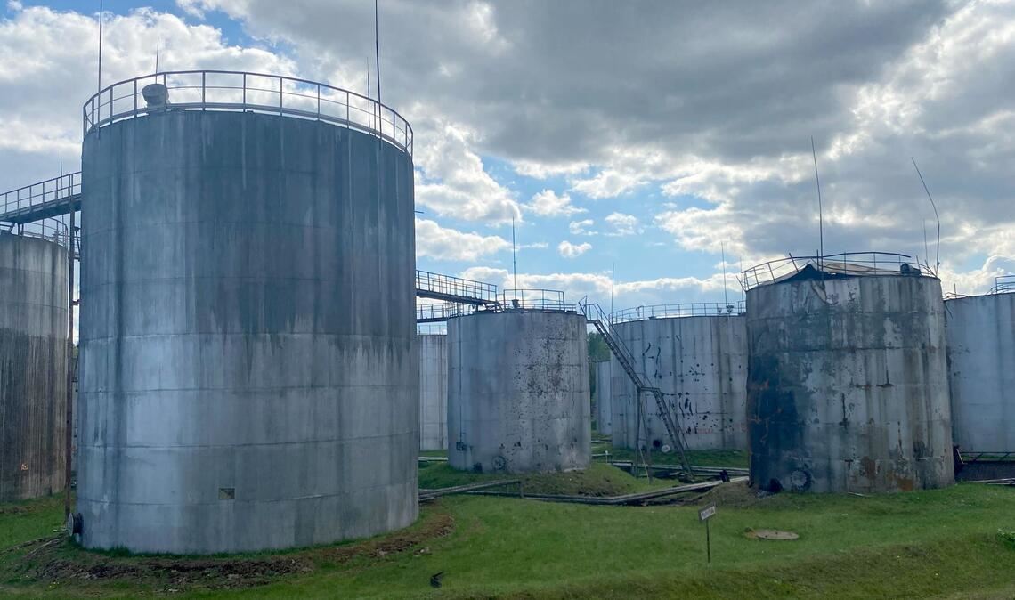 Öltanks stehen an der Absturzstelle einer Drohne in einer Lageranlage in Rezekne.