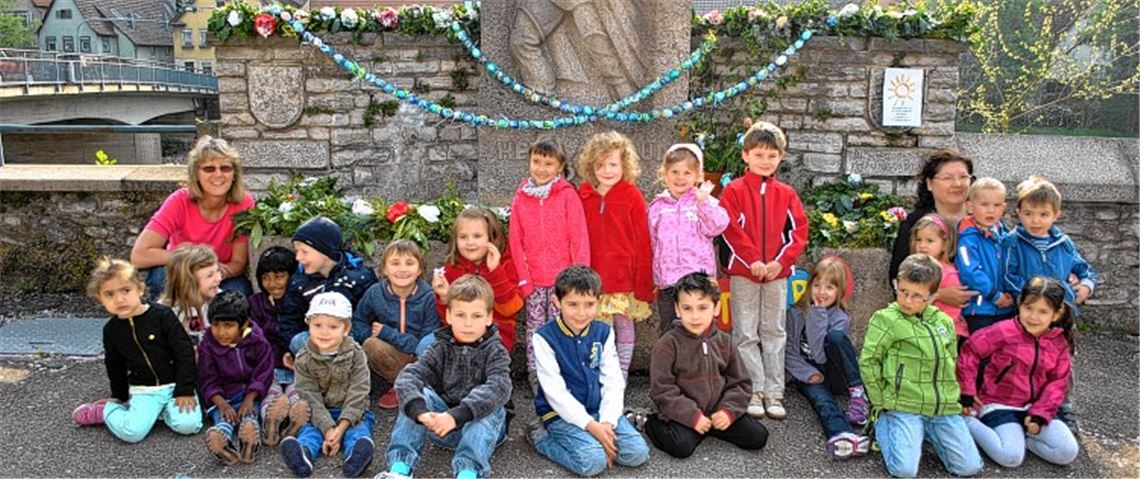 Österlicher Glanz: die Mädchen und Jungen vom Kindergarten Sonnenschein mit „ihrem“ Osterbrunnen.Foto: Stahlfeld