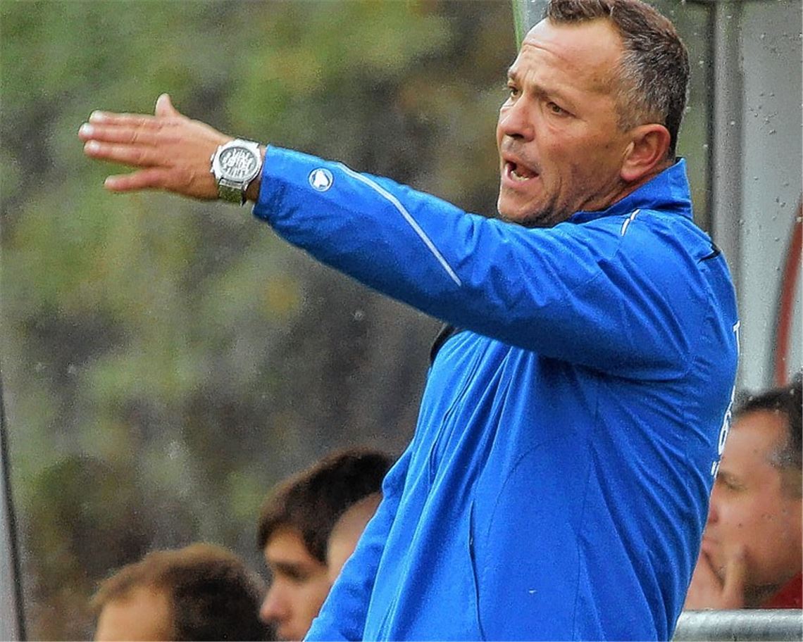Ötisheim auf rasanter Talfahrt: Trainer Achim Glückler braucht mit seiner Mannschaft dringend ein Erfolgserlebnis. Foto: Rubner