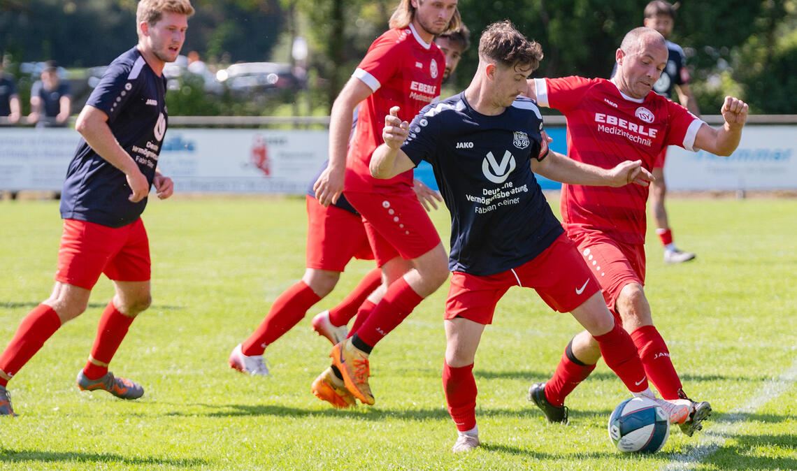Ötisheim (blaue Trikots) deklassiert Wurmberg II. Foto: Fotomoment