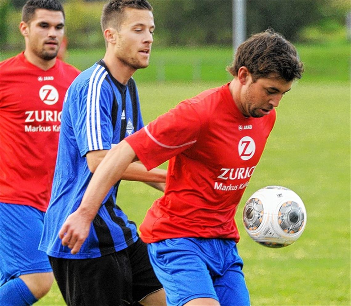 Ötisheim (in Rot) und Enzberg zeigen ein gutes Fußballspiel. Foto: Fotomoment