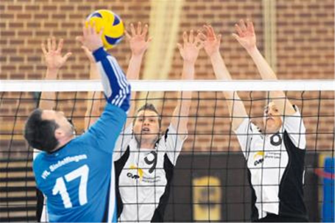 Ötisheim (in Weiß) lässt sich von der anfänglichen Überlegenheit der Sindelfinger nicht aus der Ruhe bringen und revanchiert sich für die Niederlage in der Hinrunde. Foto: Fotomoment