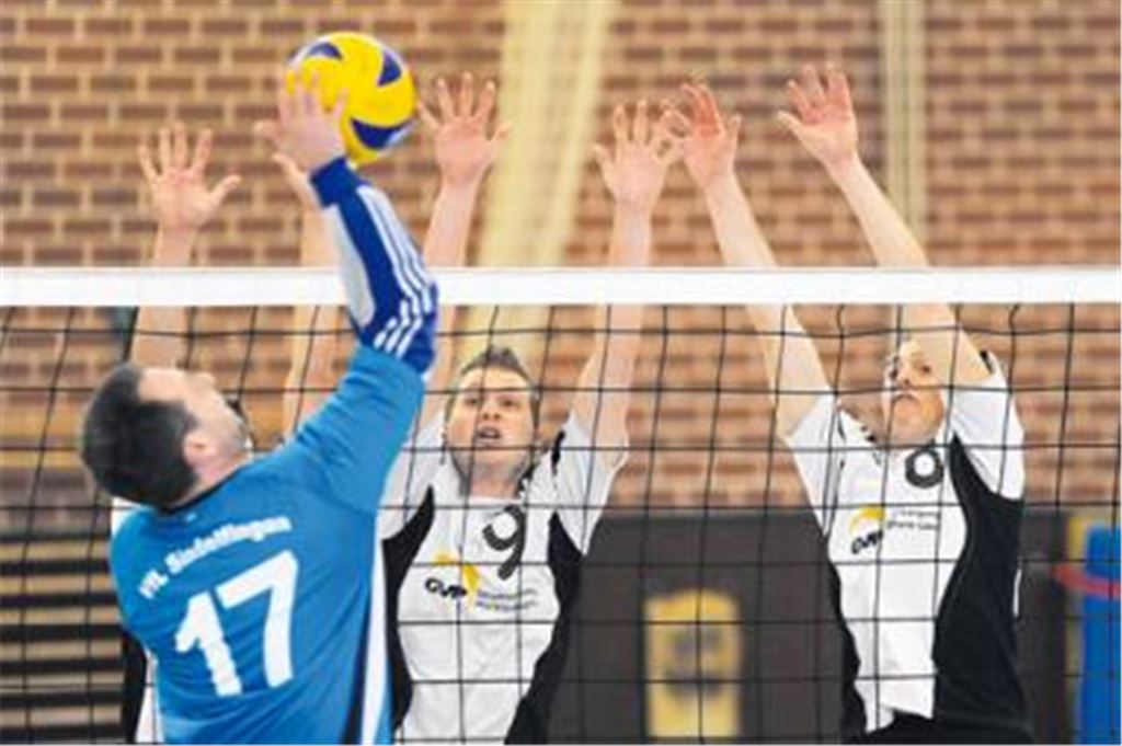 Ötisheim (in Weiß) lässt sich von der anfänglichen Überlegenheit der Sindelfinger nicht aus der Ruhe bringen und revanchiert sich für die Niederlage in der Hinrunde. Foto: Fotomoment