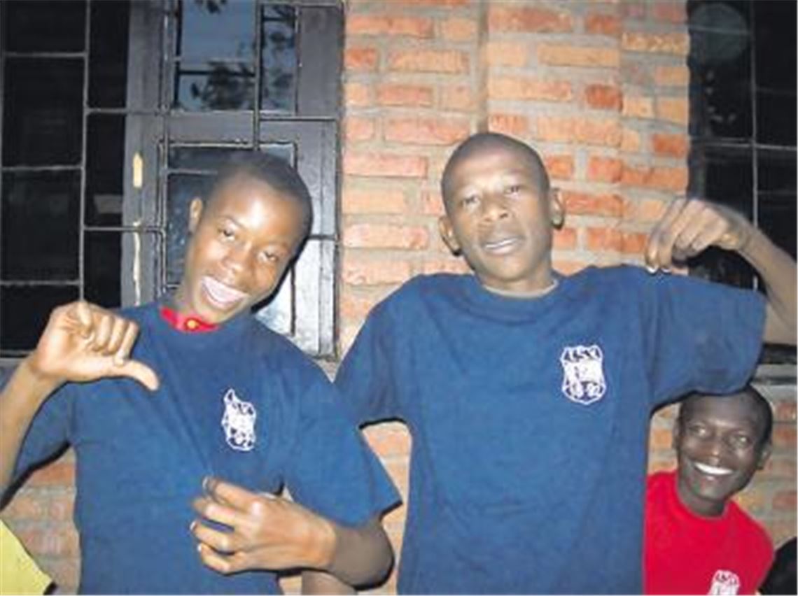 Ötisheim ist überall: Die Shirts des TSV lassen Kinderaugen in Ruanda strahlen. 
Foto: p