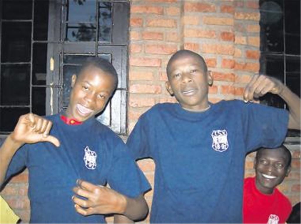 Ötisheim ist überall: Die Shirts des TSV lassen Kinderaugen in Ruanda strahlen. 
Foto: p