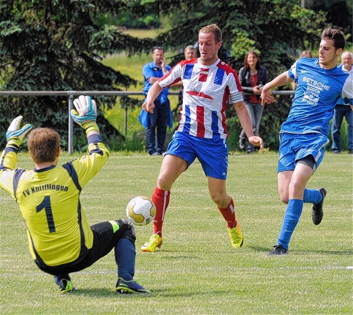 Ötisheim mit Thorsten Barho am Ball gibt gegen den Tabellenzweiten Knittlingen auch nach 0:2-Rückstand nicht auf, kassiert aber zwei Platzverweise und beendet das Spiel zu neunt.