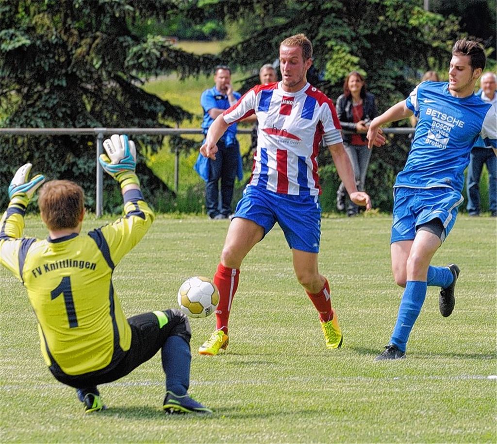 Ötisheim mit Thorsten Barho am Ball gibt gegen den Tabellenzweiten Knittlingen auch nach 0:2-Rückstand nicht auf, kassiert aber zwei Platzverweise und beendet das Spiel zu neunt.