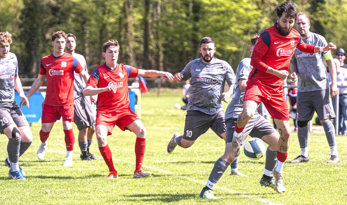 Ötisheim (roter Dress) lässt gegen den FC Germania Singen II nichts anbrennen und behält klar mit 7:0 die Oberhand. Foto: Fotomoment